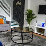 Cozy Coffee Hall Retreat In Milton Keynes